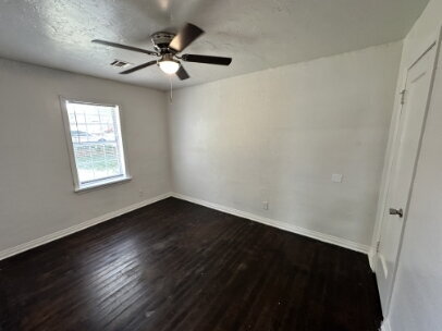 Foto del edificio - 3 BR Home  1 bathroom.