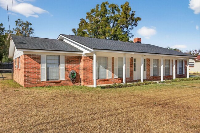 Foto del edificio - Home For Rent In Orange Park