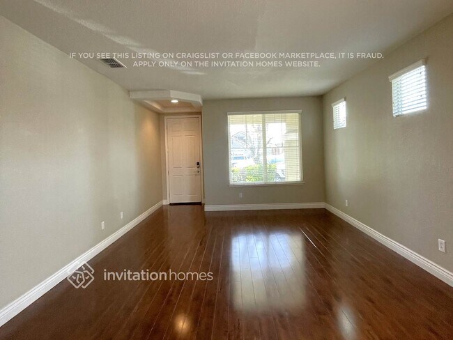 Foto del edificio - 465 Elmwood Ct