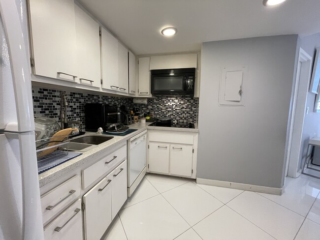 Building Photo - 801 Brickell Bay Dr