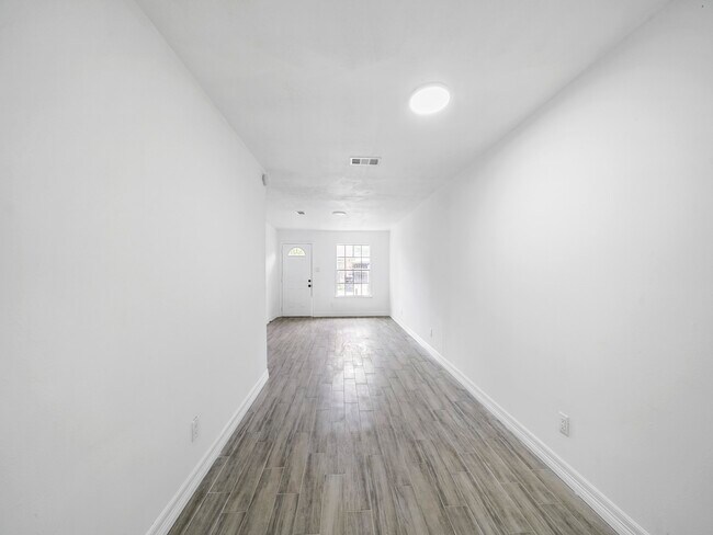 Foto del edificio - 1610 Crestdale Dr