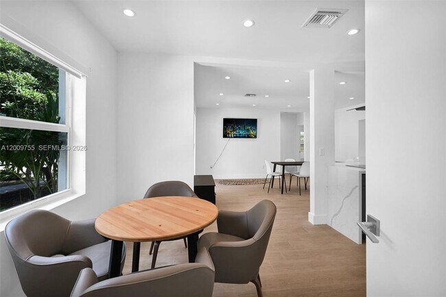 Foto del edificio - 742 NE 81st St