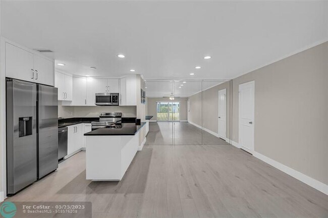 Building Photo - 6319 Bay Club Dr
