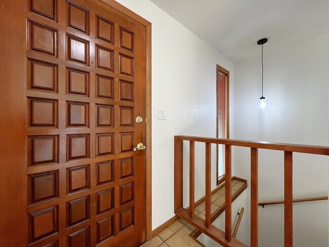 Building Photo - 2909 N Hillway Dr