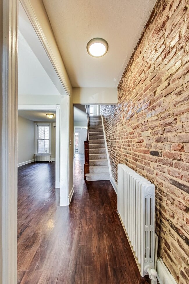 Building Photo - Spacious 3bd/2.5 bath updated townhome in ...
