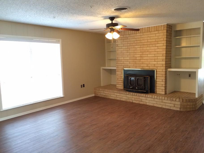 Building Photo - 613 E Lynnwood Ln