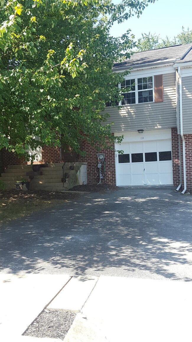 Building Photo - 133 Pickwick Pl