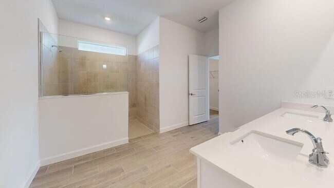 Foto del edificio - 7761 Lakes Edge Ln