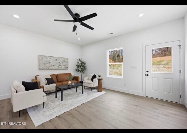 Building Photo - 3431 Garden Dr