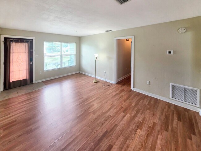 Foto del edificio - 5117 Lake Howell Rd