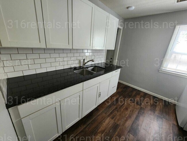 Foto del edificio - $1095 - 3 bedroom / 1 bathroom - Single Fa...