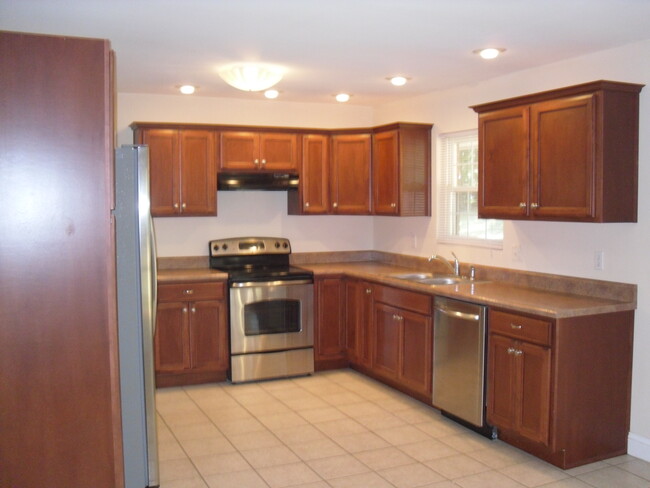 Building Photo - 983 E Valley Dr