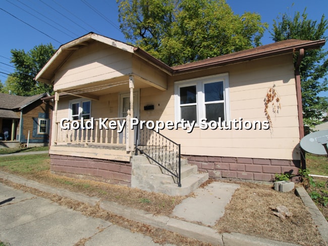Building Photo - Spacious 2 BR 1 BA House with Nice Covered...