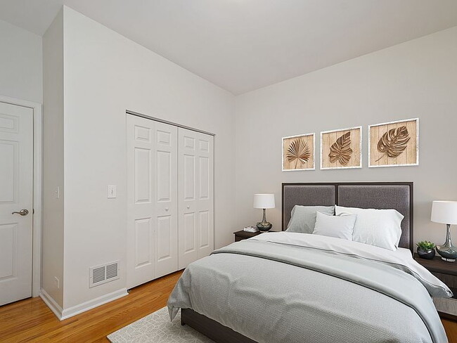Building Photo - "Spacious 2-Bed, 2-Bath Gem in Chicago's Heart – 1200 Sq. Ft. of Modern Living!"