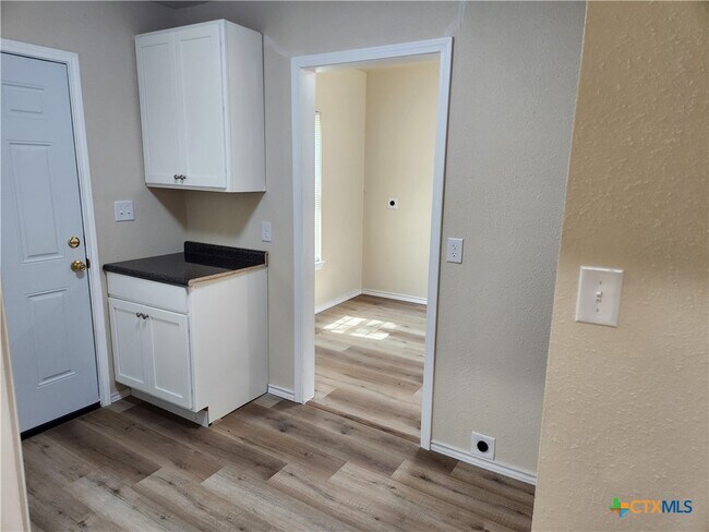 Foto del edificio - 1817 E Barton Ave