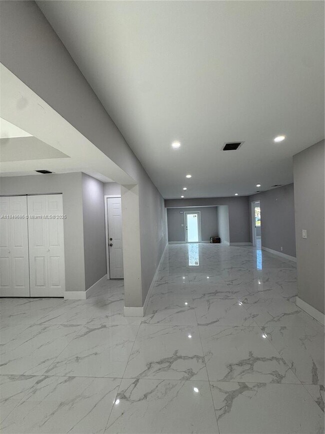 Foto del edificio - 6828 SW 5th St