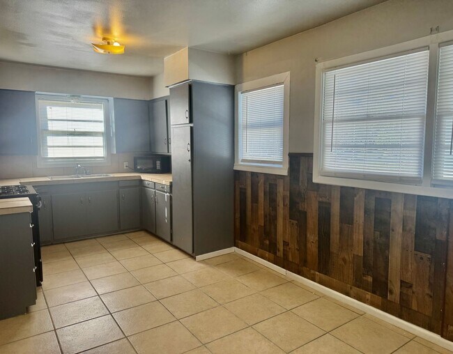 Building Photo - MOVE IN SPECIAL!!! Half off First Month!! ...