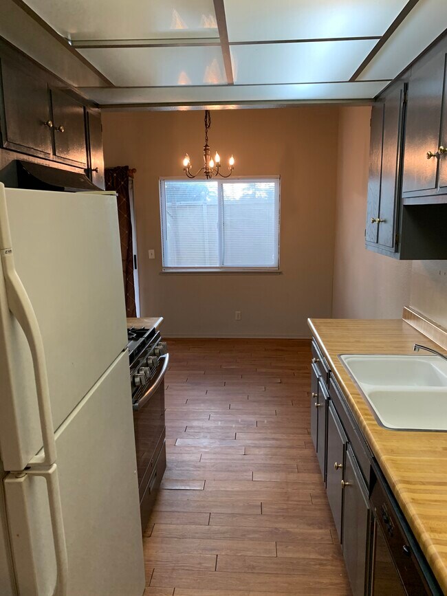 Building Photo - 450 S Argyle Ave