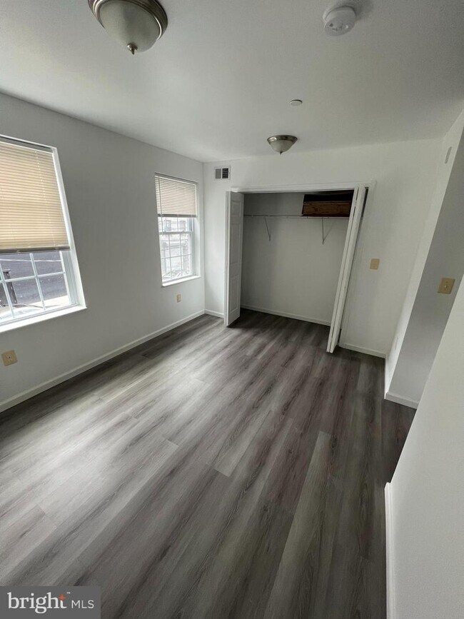 Building Photo - 1025 Buttonwood St