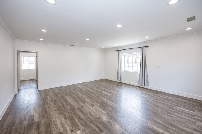 Building Photo - 6506 Teesdale Ave