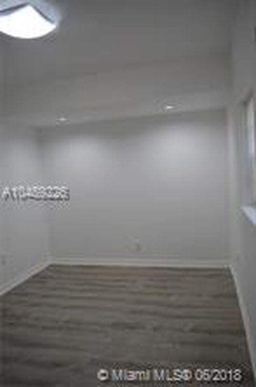 Building Photo - 115 SW 38th Ct