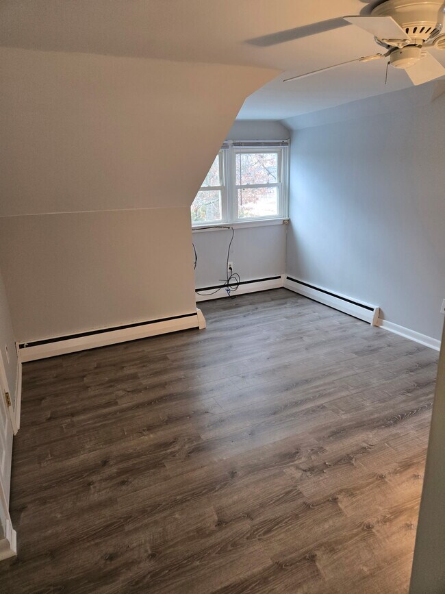 Trasero 3 - 3929 Township Line Rd