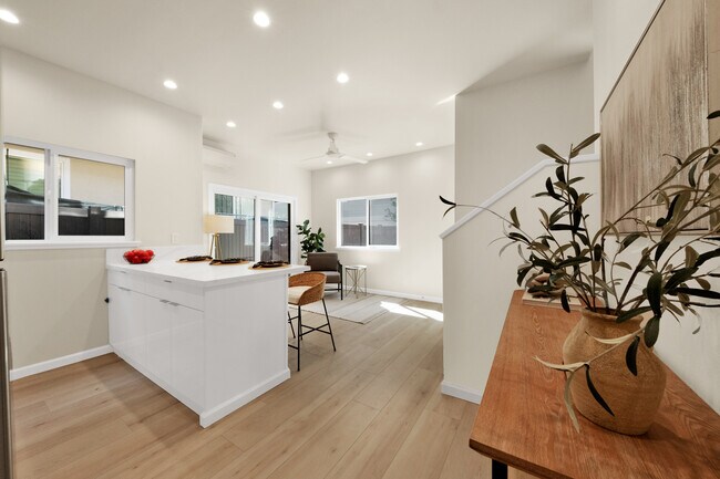 Sala de estar/bar en la planta baja - 1729 Keeaumoku St