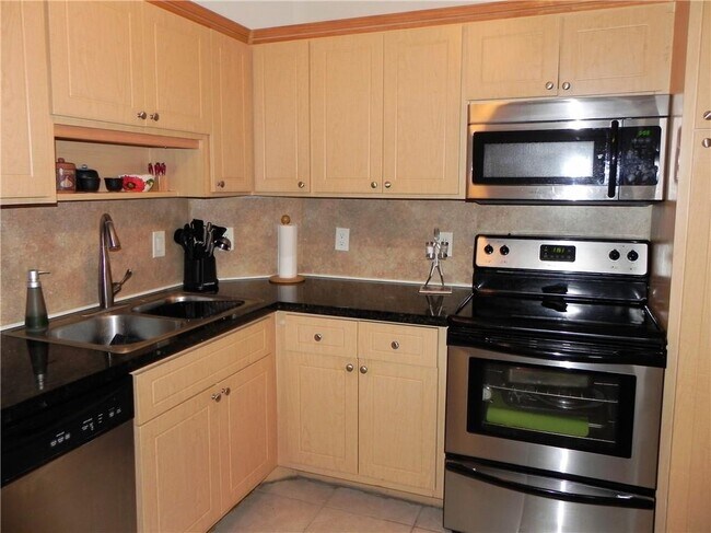 Building Photo - 4400 Hillcrest Dr