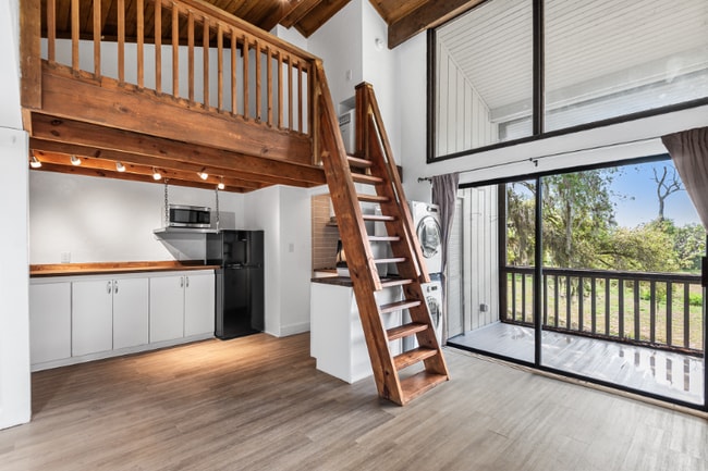 Building Photo - 2036 Corner Lake