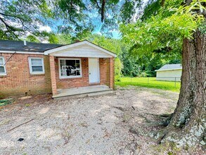 Building Photo - 1121 Shady Cir
