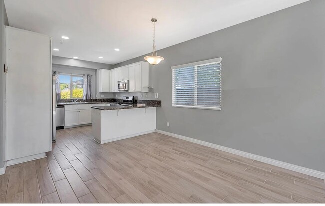 Building Photo - Your Ideal Haven Awaits!