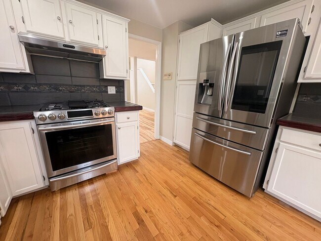 Building Photo - Bright and Spacious Newcastle Home - Open House Saturday the 27th 4:00-6:00