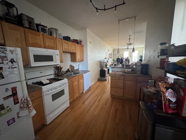 Building Photo - 385 E Becher St