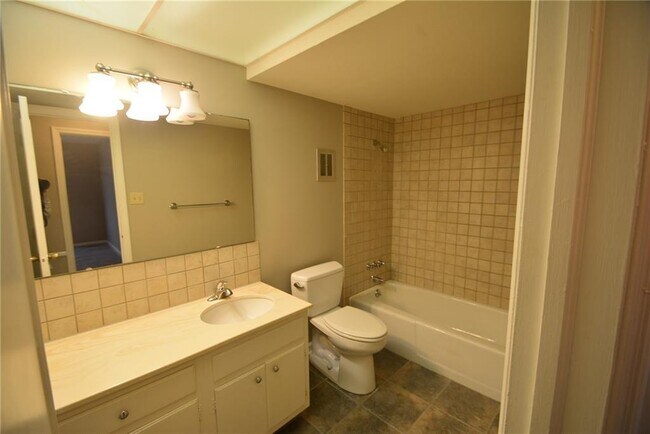 Building Photo - 8503 Canterbury Sq W
