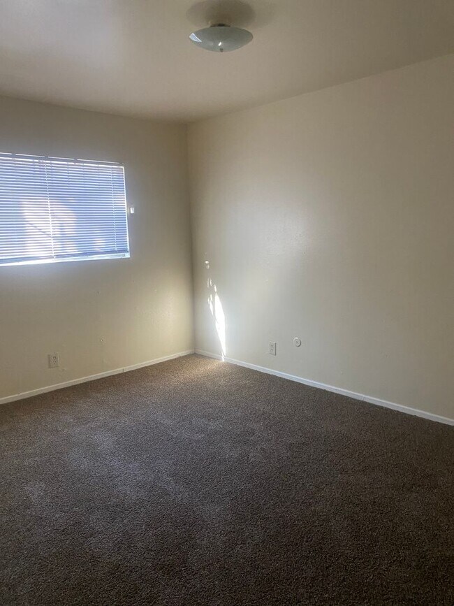 Building Photo - Nice 2 bedroom in NE heights