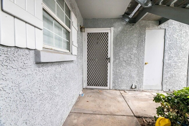 Building Photo - 2 Bedroom, 2 Bathroom Condo unit in a Gate...