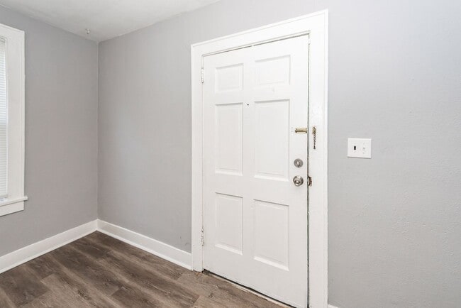 Building Photo - 2620 Woodlawn Ave