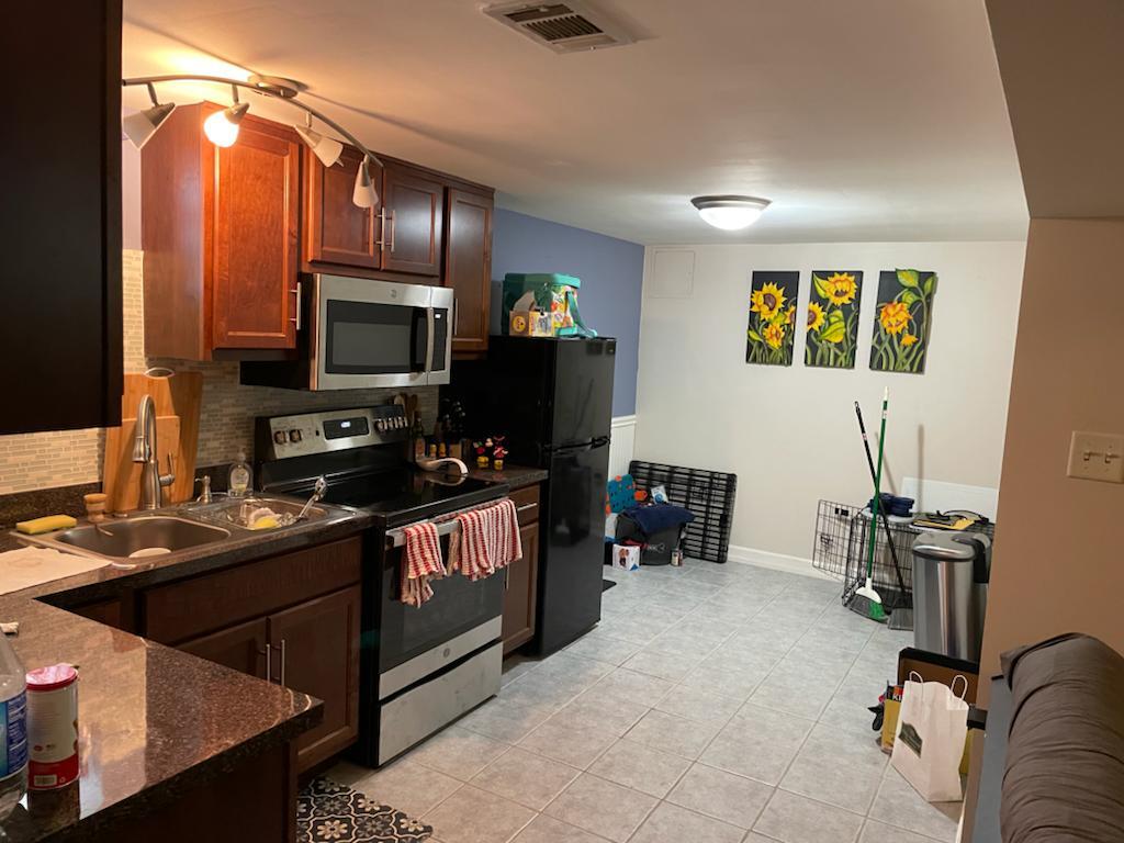 Kitchen - 2717 W Rascher Ave