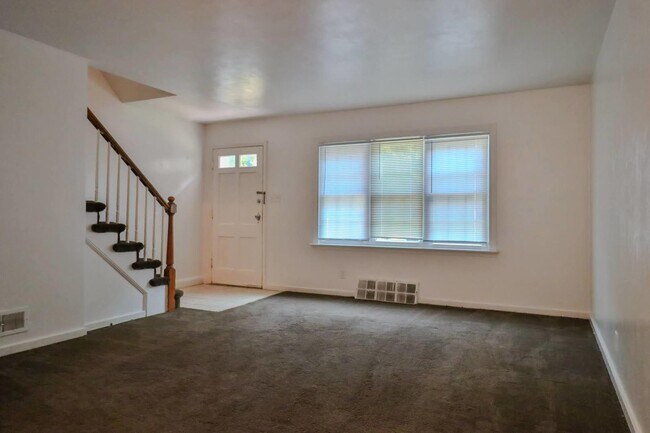Building Photo - 825 N Raynor Ave