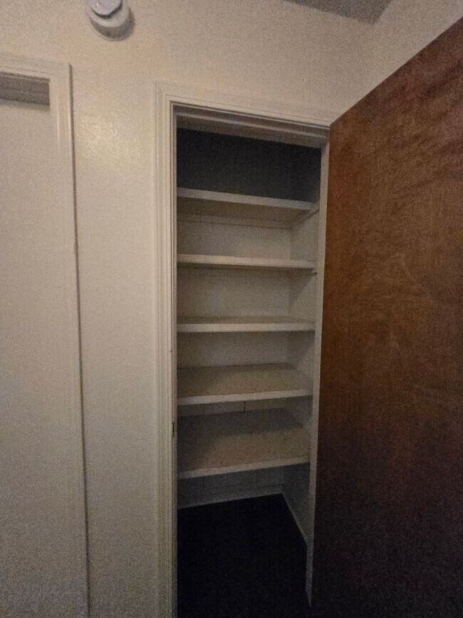 Foto del edificio - New paint and flooring throughout!
