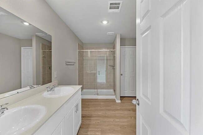 Foto del edificio - 8213 Red Spruce St