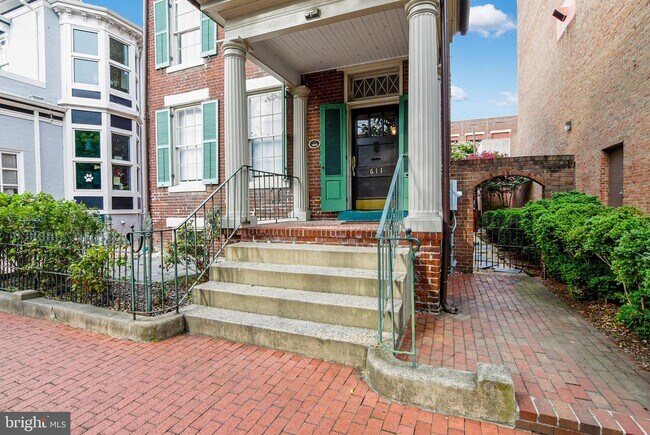 Building Photo - 611 Caroline St