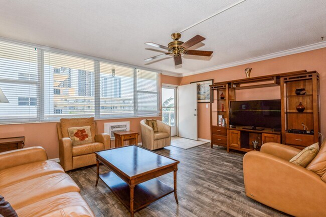 Foto del edificio - 101 N Birch Rd