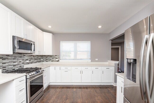 Building Photo - 6758 N Artesian Ave