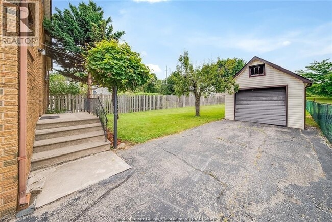 Building Photo - 914 Riverdale Ave