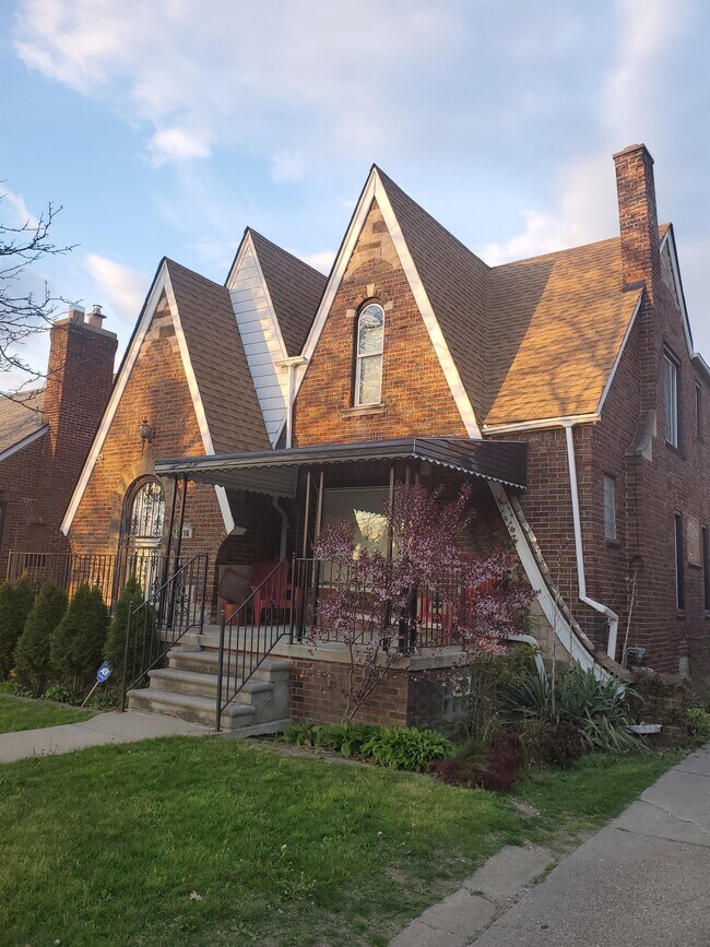 Building Photo - 8596 Pinehurst St