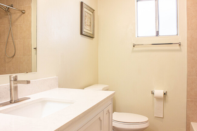 Upstairs Full Bath - 4225 Parkwood Ct