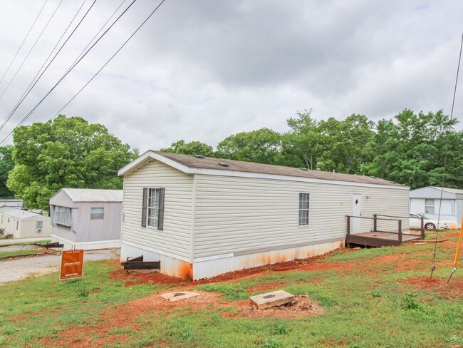 Building Photo - Move-In Ready Modern Trailer – Fantastic F...