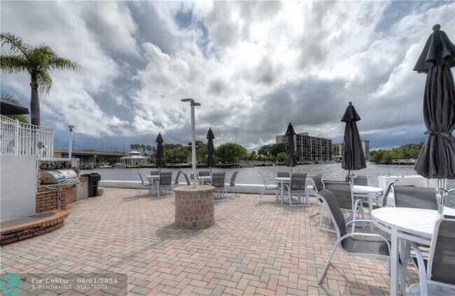 Building Photo - 105 NE 19th Ave