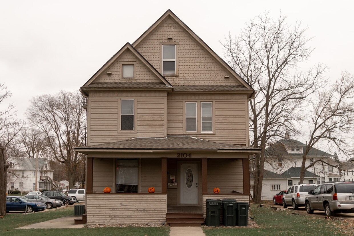 Primary Photo - 2104 College St
